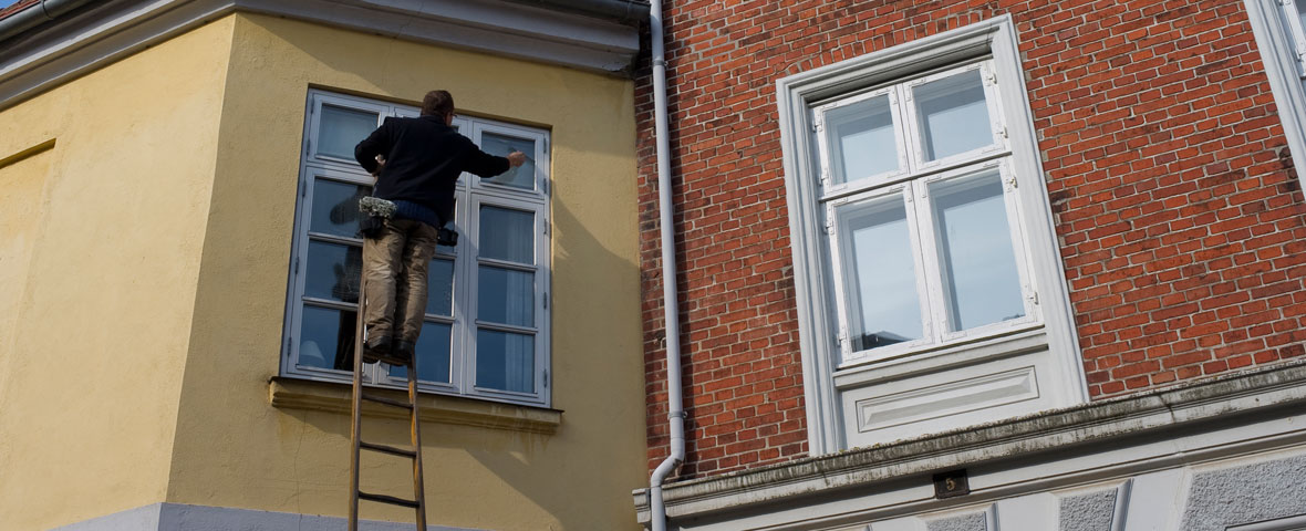 Vinduespudsning udføres på stige